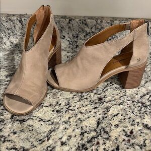 Lucky Brand size 10 Women's Tan Peep-Toe Heeled Sandals
